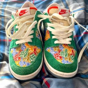 Nike foam finger dunks size 6 in decent condition comes with default laces .